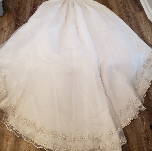 Wedding dress and veil - Picture 2 of 4